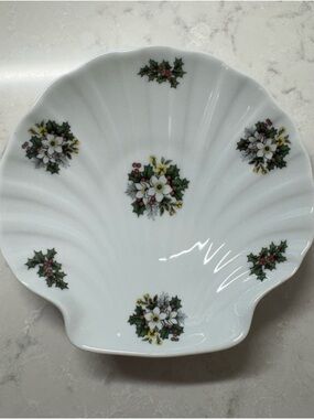 Rochard Limoges White W/ Christmas Holly Design Clam Shell-Shaped Candy Dish